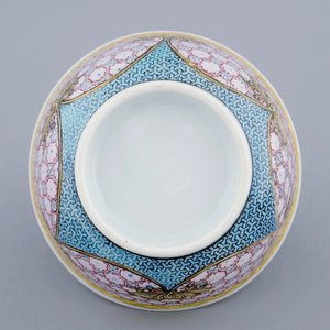 Een Chinese famille rose eierschaal kop en schotel met een bloemvaas, Yongzheng, 1723-1735 — foto 9