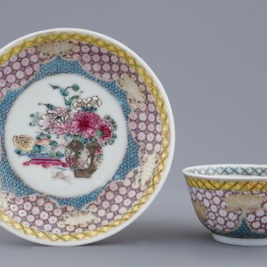 Een Chinese famille rose eierschaal kop en schotel met een bloemvaas, Yongzheng, 1723-1735 — foto 1