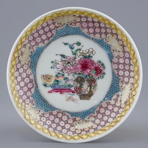 Een Chinese famille rose eierschaal kop en schotel met een bloemvaas, Yongzheng, 1723-1735 — foto 2