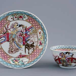 Een Chinese famille rose eierschaal kop en schotel met een dansende dame, Yongzheng, 1723-1735 — foto 1