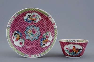 Een Chinese famille rose eierschaal kop en schotel met een haan, Yongzheng, 1723-1735