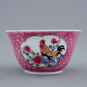 Een Chinese famille rose eierschaal kop en schotel met een haan, Yongzheng, 1723-1735 — foto 4