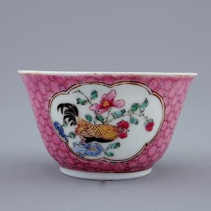 Een Chinese famille rose eierschaal kop en schotel met een haan, Yongzheng, 1723-1735 — foto 6