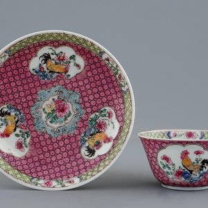 Een Chinese famille rose eierschaal kop en schotel met een haan, Yongzheng, 1723-1735 — foto 1