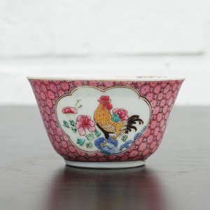 Een Chinese famille rose eierschaal kop en schotel met een haan, Yongzheng, 1723-1735 — foto 11