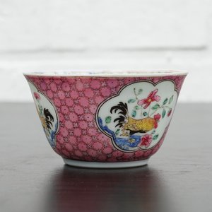 Een Chinese famille rose eierschaal kop en schotel met een haan, Yongzheng, 1723-1735 — foto 13
