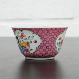 Een Chinese famille rose eierschaal kop en schotel met een haan, Yongzheng, 1723-1735 — foto 14