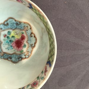 Een Chinese famille rose eierschaal kop en schotel met een haan, Yongzheng, 1723-1735 — foto 19
