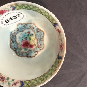 Een Chinese famille rose eierschaal kop en schotel met een haan, Yongzheng, 1723-1735 — foto 20