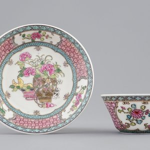 Een Chinese famille rose eierschaal kop en schotel met een kat bij bloemen, Yongzheng, 1723-1735 — foto 1