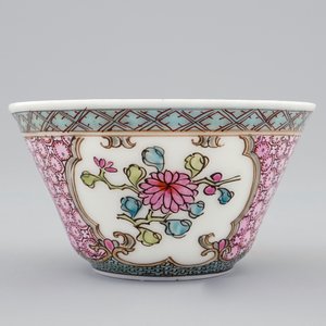 Een Chinese famille rose eierschaal kop en schotel met een kat bij bloemen, Yongzheng, 1723-1735 — foto 2