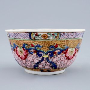 Een Chinese famille rose eierschaal kop en schotel met een kat, Yongzheng, 1723-1735 — foto 5