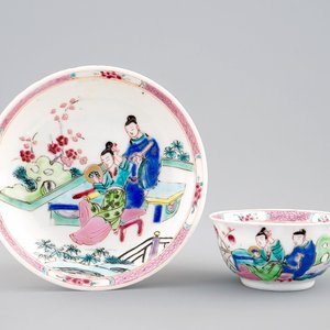 Een Chinese famille rose eierschaal kop en schotel met een tuinscène, Yongzheng, 1723-1735 — foto 1