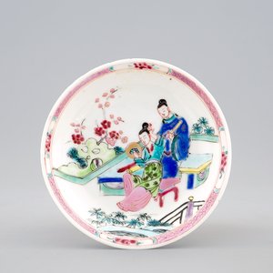 Een Chinese famille rose eierschaal kop en schotel met een tuinscène, Yongzheng, 1723-1735 — foto 2