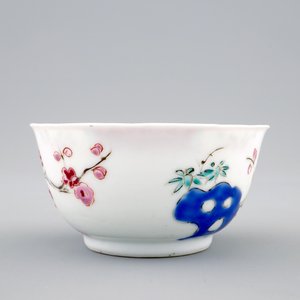 Een Chinese famille rose eierschaal kop en schotel met een tuinscène, Yongzheng, 1723-1735 — foto 6