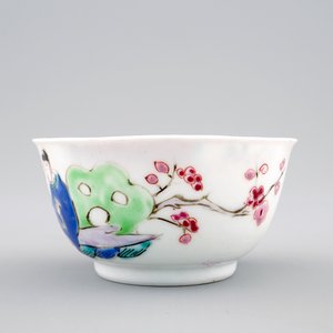 Een Chinese famille rose eierschaal kop en schotel met een tuinscène, Yongzheng, 1723-1735 — foto 7