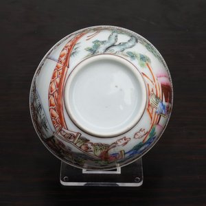 Een Chinese famille rose eierschaal kop en schotel met go-spelende dames, Yongzheng, 1723-1735 — foto 13