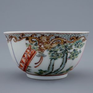 Een Chinese famille rose eierschaal kop en schotel met go-spelende dames, Yongzheng, 1723-1735 — foto 6