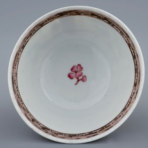 Een Chinese famille rose eierschaal kop en schotel met go-spelende dames, Yongzheng, 1723-1735 — foto 8