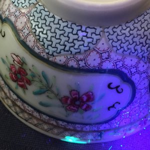 Een Chinese famille rose eierschaal kop en schotel met robijnrode achterkant, Yongzheng, 1723-1735 — foto 14