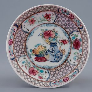 Een Chinese famille rose eierschaal kop en schotel met robijnrode achterkant, Yongzheng, 1723-1735 — foto 2