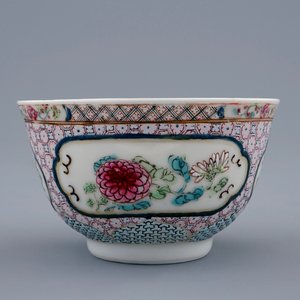 Een Chinese famille rose eierschaal kop en schotel met robijnrode achterkant, Yongzheng, 1723-1735 — foto 4