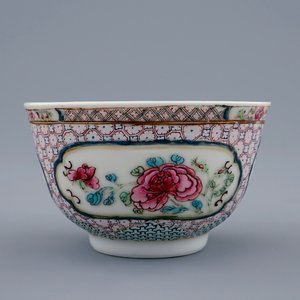 Een Chinese famille rose eierschaal kop en schotel met robijnrode achterkant, Yongzheng, 1723-1735 — foto 5