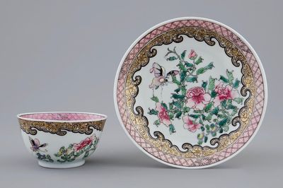 Een Chinese famille rose eierschaal kop en schotel met vlinders en bloemen, Yongzheng, 1723-1735