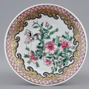 Een Chinese famille rose eierschaal kop en schotel met vlinders en bloemen, Yongzheng, 1723-1735 — foto 2