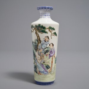 Een Chinese famille rose eierschaal rouleau vaas, Qianlong merk, 20e eeuw — foto 1