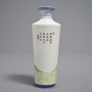Een Chinese famille rose eierschaal rouleau vaas, Qianlong merk, 20e eeuw — foto 3