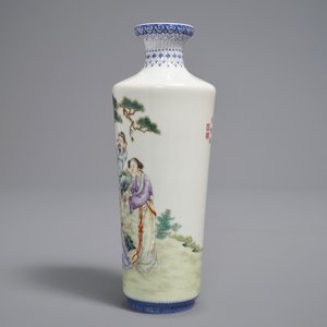 Een Chinese famille rose eierschaal rouleau vaas, Qianlong merk, 20e eeuw — foto 4