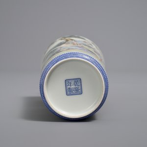 Een Chinese famille rose eierschaal rouleau vaas, Qianlong merk, 20e eeuw — foto 5