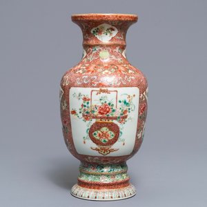 Een Chinese famille rose eierschaal vaas met bloemenmanden, Qianlong merk, Republiek, 20e eeuw — foto 1