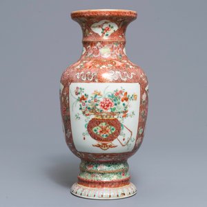 Een Chinese famille rose eierschaal vaas met bloemenmanden, Qianlong merk, Republiek, 20e eeuw — foto 3