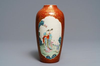 Een Chinese famille rose eierschaal vaas met koraalrode fondkleur, Yongzheng