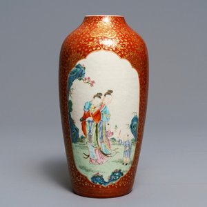 Een Chinese famille rose eierschaal vaas met koraalrode fondkleur, Yongzheng — foto 1