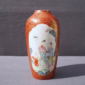 Een Chinese famille rose eierschaal vaas met koraalrode fondkleur, Yongzheng — foto 16