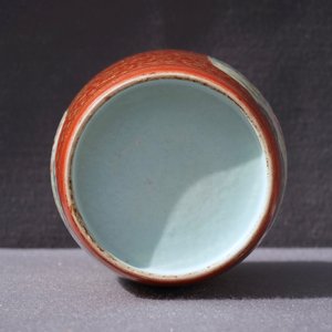Een Chinese famille rose eierschaal vaas met koraalrode fondkleur, Yongzheng — foto 18