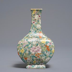 Een Chinese famille rose eierschaal vaas met millefleurs decor op sokkel, Qianlong merk, 18/19e eeuw — foto 2
