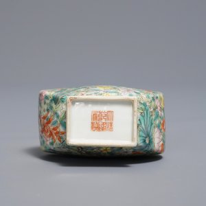 Een Chinese famille rose eierschaal vaas met millefleurs decor op sokkel, Qianlong merk, 18/19e eeuw — foto 7