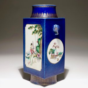 Een Chinese famille rose en bleu poudré cong vaas, 19e eeuw — foto 7