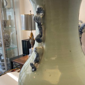 Een Chinese famille rose en een blauw-witte celadon vaas, 19e eeuw — foto 14