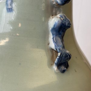 Een Chinese famille rose en een blauw-witte celadon vaas, 19e eeuw — foto 15