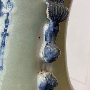 Een Chinese famille rose en een blauw-witte celadon vaas, 19e eeuw — foto 16