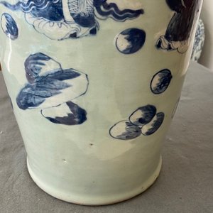 Een Chinese famille rose en een blauw-witte celadon vaas, 19e eeuw — foto 18