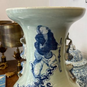 Een Chinese famille rose en een blauw-witte celadon vaas, 19e eeuw — foto 21