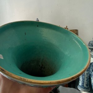 Een Chinese famille rose en een blauw-witte celadon vaas, 19e eeuw — foto 24