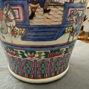 Een Chinese famille rose en een blauw-witte celadon vaas, 19e eeuw — foto 30