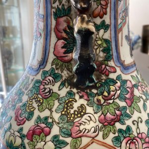Een Chinese famille rose en een blauw-witte celadon vaas, 19e eeuw — foto 37